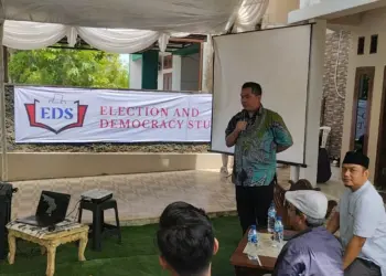 Komisioner KPU Banten, Suja'i, sedang menyampaikan pemaparannya. (LUTHFI/SATELITNEWS.COM)