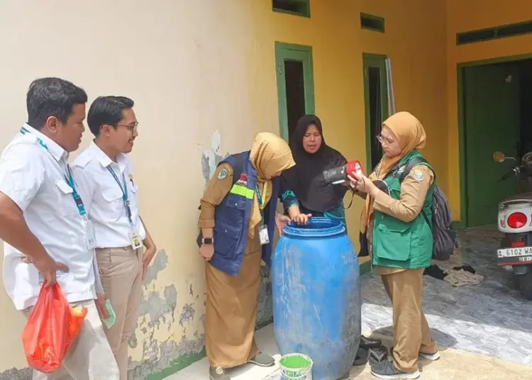 PEMERIKSAAN JENTIK NYAMUK: Petugas Dinas Kesehatan (Dinkes) Kabupaten Tangerang terlihat sedang melakukan pemeriksaan jentik nyamuk, di wilayah Kecamatan Jambe, Rabu (24/1). (ALFIAN HERIANTO)