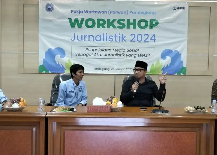 Wabup Pandeglang Tanto Warsono Arban, didampingi Ketua Porwan Pandeglang Tb. Agus Jamaluddin, saat menghadiri Workshop Jurnalistik, di Opproom Sekretariat Daerah Pandeglang, Kamis (25/1/2024). (ADIB FAHRIE/SATELITNEWS.COM)