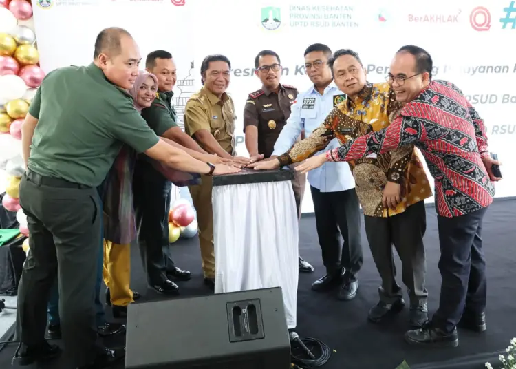 Pj Gubernur Banten Al Muktabar, resmikan kawasan penunjang layanan dan teaching hospital RSUD Banten. (LUTHFI/SATELITNEWS.COM)