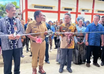 Pj Gubernur Banten Al Muktabar, resmikan RKB di tiga sekolah, Kamis (25/1/2024). (LUTHFI/SATELITNEWS.COM)