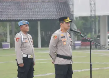 PENGECEKAN: Kapolresta Tangerang Kombes Pol Baktiar Joko Mujiono memimpin Apel Pengecekan Kesiapan Personel Pengamanan Tempat Pemungutan Suara (TPS) di Lapangan Arya Yudhanegara, Puspemkab Tangerang, Senin (29/1/2024).