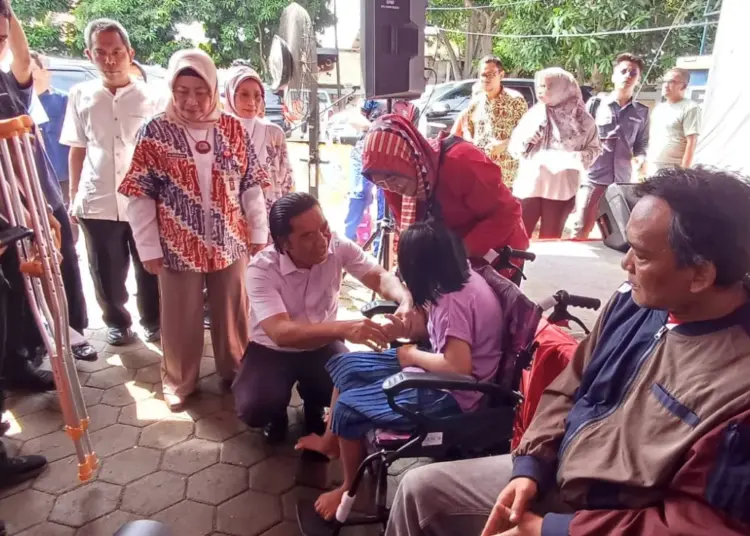 Pj Gubernur Banten Al Muktabar, salurkan bantuan sosial untuk penyandang disabilitas. (LUTHFI/SATELITNEWS.COM)