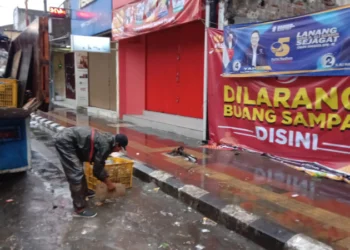 Hujan Mengguyur, Petugas DLH Kota Tangerang Tetap Bersihkan Lingkungan