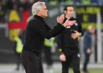 Mourinho Dipecat, Fans Roma Protes