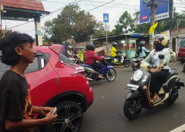 Tepergok Saat Beraksi, Maling Tas Babak Belur Dihajar Warga Pamulang