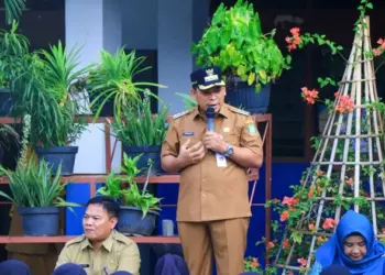 SAMBUTAN: Pj Wali kota Tangerang, Nurdin saat memberi sambutan di hadapan siswa SMP Negeri 2 Kota Tangerang. ISTIMEWA