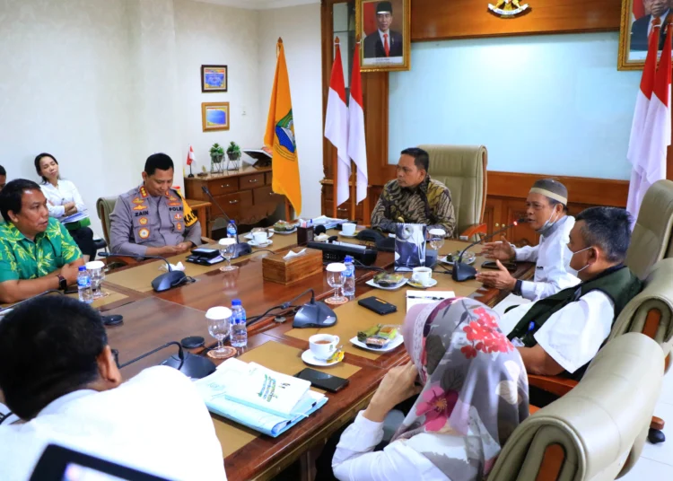 Pj Walikota Tangerang, Nurdin, menggelar rapat revitalisasi Pasar Anyar yang dihadiri oleh jajaran perangkat daerah, paguyuban pasar, yang digelar di Ruang Rapat Wali Kota Tangerang, Jumat (5/1/2024). (ISTIMEWA)