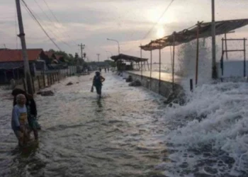 Fenomena Bulan Baru, Masyarakat di Pesisir Lebak Waspada Rob