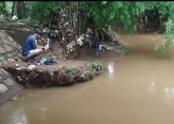 Pemancing melakukan aktivitasnya di kali di Jalan Bayam, Pondok Cabe Ilir, Kecamatan Pamulang. Kali ini kerap dipenuhi tumpukan sampah. DLH Tangsel Berencana membersihkan kali untuk mencegah banjir. (EKO SATELITNEWS)