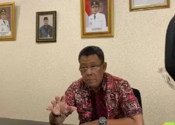 DIWAWANCARAI: Kepala Dinas Pertanian dan Ketahanan Pangan (DPKP) Kabupaten Tangerang, Asep Jatnika Sutrino saat diwawancarai di kantornya. (ISTIMEWA)