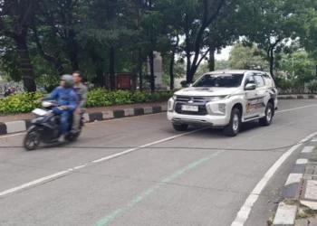 Kabel Menjuntai di Jalan di Cikokol Ancam Keselamatan Pengendara