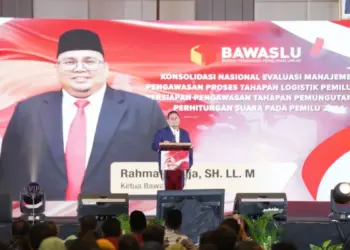 MEMBERIKAN ARAHAN: Ketua Bawaslu Rahmat Bagja memberikan arahan dalam Konsolnas Evaluasi Manajemen Pengawasan Proses Tahapan Logistik Pemilu dan Persiapan Pengawasan Tahapan Pemungutan dan Perhitungan Suara pada Pemilu 2024 di Solo, Kamis (25/1/2024). (DOK BAWASLU)