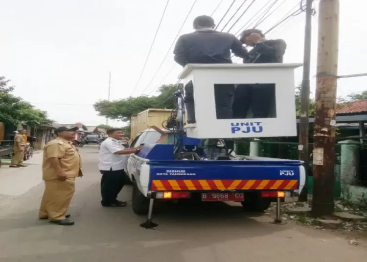 Tim Penerangan Jalan Umum (PJU) Kota Tangerang, kembali melaksanakan kegiatan rutin pemeliharaan dan perbaikan lampu PJU dan Penerangan Jalan Orang (PJO), Jumat (5/1/2024). (ISTIMEWA)