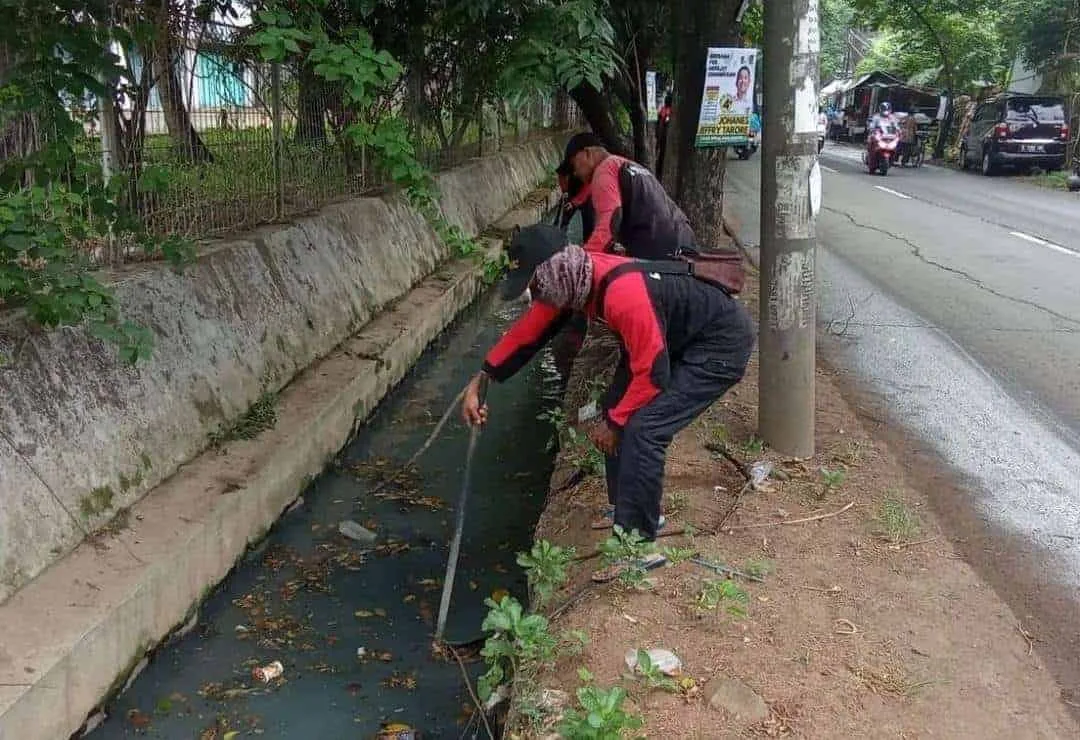 Satgas Kecamatan Karawaci Gencar Normalisasi Saluran Lingkungan