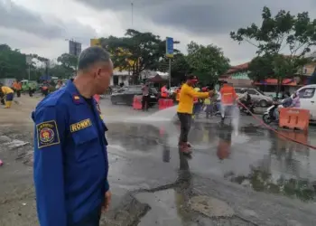 Akibat Tumpahan Minyak, Belasan Pengendara Motor Terpeleset di Jalan Jenderal Sudirman Tangerang