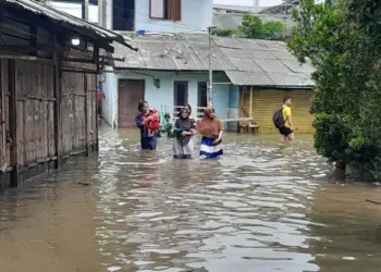 Banjir di Cipondoh Belum Surut, Seorang Remaja Hanyut Terbawa Arus Kali Angke