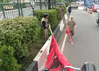 Jelang Kedatangan Presiden, Bawaslu Kota Tangerang Turunkan APK di Jalan Protokol