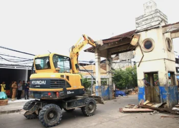 Gapura Pasar Anyar Tangerang Dibongkar Petugas Gabungan