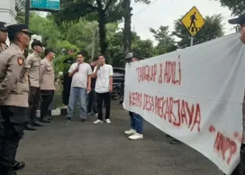 Aksi di Depan Kejari Lebak, Massa Desak Kades Mekarjaya Ditetapkan Tersangka