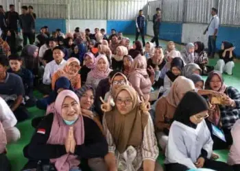 Waduh..Beredar Anggota KPPS di Lebak Berfoto Pose Dua Jari