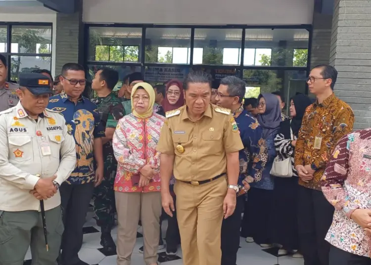 Al Muktabar, saat meresmikan pembangunan sarana/prasarana sekolah di Kabupaten Pandeglang, dalam rangka ekspedisi reformasi birokrasi berdampak tematik tahun 2024 di SMK Negeri 2 Pandeglang, Kamis (1/2/2024). (ISTIMEWA)