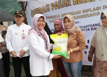 Kepala Disperindag Kabupaten Tangerang, Resmiati dan Pj Bupati Tangerang, Andi Ony Prihartono, secara simbolis memberikan beras murah kepada masyarakat yang membeli di Pasar Sentiong, Kecamatan Balaraja, beberapa hari lalu. (DOKUMEN/SATELITNEWS.COM)