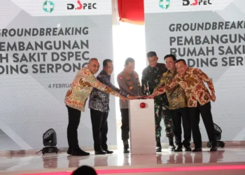 SIMBOLIS: Pj Bupati Tangerang Andi Ony Prihartono dan Dirut PT DSPEC Internasional Medika, Hasan Basri secara simbolis meresmikan dimulainya pembangunan atau groundbreaking RS DSPEC di Gading Serpong, Kecamata Kelapa Dua, Minggu (4/1). (ISTIMEWA)