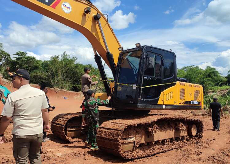 PENERTIBAN GALIAN : Situasi di lokasi galian tanah, tepatnya Satpol PP Kabupaten Tangerang sedang melakukan penertiban galian di Kampung Katomas, Kelurahan Tigaraksa, Kecamatan Tigaraksa, Jumat (2/1). (ISTIMEWA)