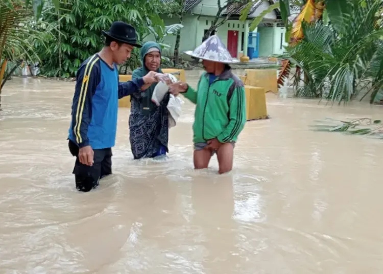 Sejumlah warga Desa Idaman, Kecamatan Patia, Kabupaten Pandeglang, dikepung banjir. (ISTIMEWA)