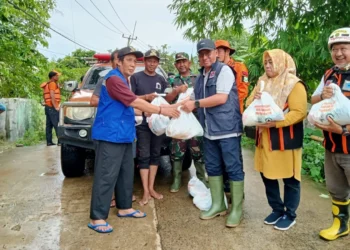 Tim penanggulangan bencana Pemkab Pandeglang, salurkan bantuan kepada korban banjir, Senin (5/2/2024). (ISTIMEWA)