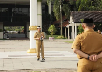 PIMPIN APEL PAGI: Pj Bupati Andi Ony Prihartono saat memimpin apel pagi di Lapangan Maulana Yudha Negara, Pusat Pemerintahan Kabupaten Tangerang, Tigaraksa, Senin (5/2). (ISTIMEWA)