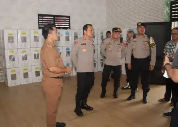 GUDANG LOGISTIK KEMIRI: Kapolresta Tangerang Kombes Pol Baktiar Joko Mujiono didampingi Camat Kemiri Hendarto meninjau Gudang Logistik KPU PPK Kecamatan Kemiri di Aula Kecamatan Kemiri, Selasa (5/2/2024). (ISTIMEWA)