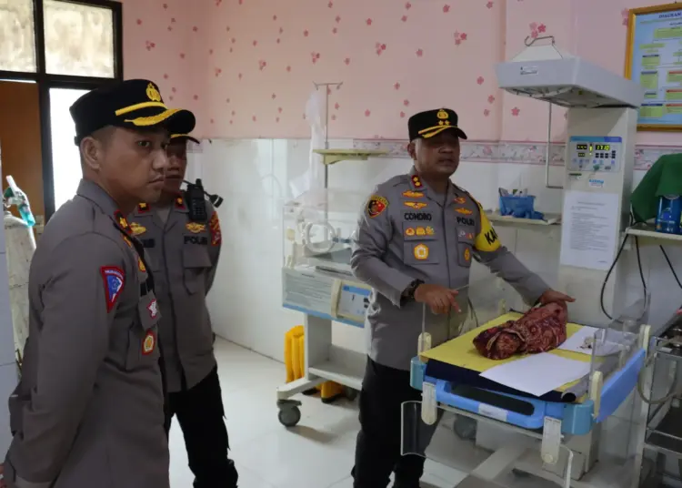 Bayi yang ditemukan di pinggir jalan, akhirnya dirawat di Puskesmas Ciruas, Selasa (6/2/2024). (ISTIMEWA)