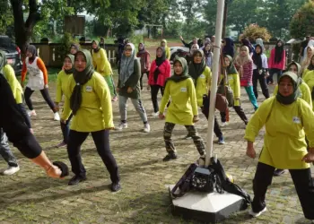 Kegiatan senam massal di halaman Kantor Kecamatan Saketi, Selasa (6/2/2024). (ADIB FAHRIE/SATELITNEWS.COM)