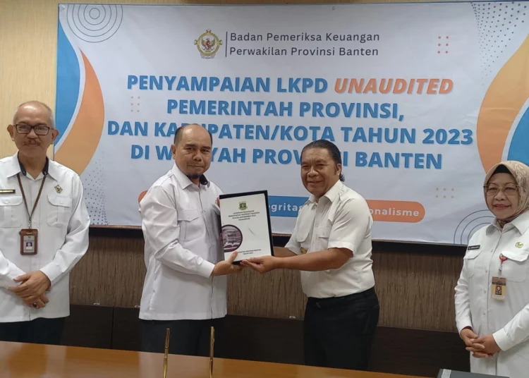 LKPD 2023: Pj Gubernur Banten Al Muktabar menyerahkan LKPD tahun 2023 ke BPK Perwakilan Provinsi Banten, Rabu (7/2/2024). (LUTHFI)