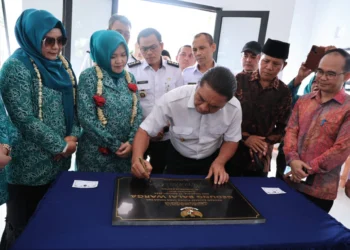 Penjabat (Pj) Gubernur Banten Al Muktabar meresmikan Balai Warga RW 03 Kelurahan Pondok Bahar, Kecamatan Karang Tengah, Kota Tangerang, Rabu (7/2/2024). (ISTIMEWA)