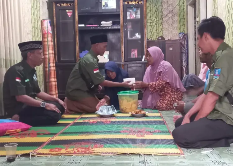 Serikat Nelayan Nahdlatul Ulama (SNNU) Provinsi Banten, dan para ulama dari PCNU Kabupaten Serang serta PWNU Banten, bergotong royong mengumpulkan dana santunan untuk para nelayan di Bojonegara, yang terkena musibah belum lama ini dan untuk bantuan premi asuransi nelayan selama 3 bulan. (ISTIMEWA)