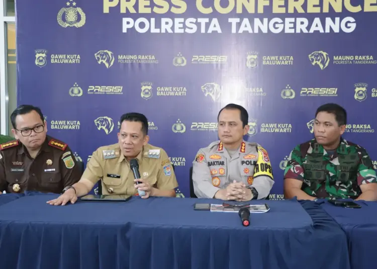 PENGAMANAN PEMILU: Kapolresta Tangerang Kombes Pol Baktiar Joko Mujiono dan Pj Bupati Tangerang Andi, saat menyampaikan pemaparan dalam konferensi pers Sinergisitas Forkopimda Kabupaten Tangerang Amankan Pemilu 2024 di Mapolresta Tangerang, Tigaraksa, Senin (12/2/2024). (ISTIMEWA)