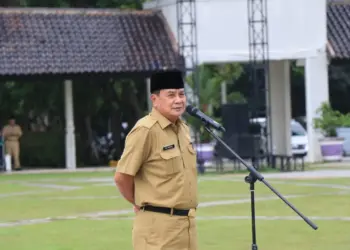 PEMBINA APEL: Sekda Kabupaten Tangerang Moch Maesyal Rasyid saat menjadi pembina Apel Senin pagi di Lapangan Raden Aria Yudhanegara, Pusat Pemerintahan Kabupaten Tangerang, Tigaraksa, Senin (12/2/2024). (ISTIMEWA)