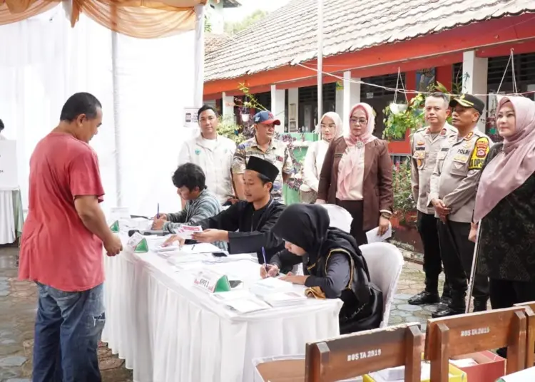 Bupati Pandeglang Irna Narulita dan jajaran Forkopimda setempat, monitoring pelaksanaan pemungutan suara di sejumlah TPS, Rabu (14/2/2024). (ADIB FAHRIE/SATELITNEWS.COM)