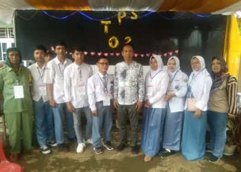 Petugas TPS di Petir, Kabupaten Serang, gunakan seragam SMA. (ISTIMEWA)