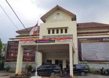 PARKIR: Situasi didepan kantor KPU Kabupaten Tangerang. Terlihat beberapa kendaraan komisioner yang sedang terparkir. (DOK)