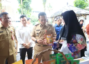 GEBYAR TANGERANG GEMILANG: Situasi di Gerai Tangerang Gemilang, Jalan Raya Serang, Desa Bojong, Kecamatan Cikupa dalam acara Gebyar Tangerang Gemilang, Pj Bupati Andi Ony Prihartono dan Kepala Disperindag Kabupaten Tangerang, Resmiyati Marningsih terlihat sedang melihat produk IKM-UMKM, Selasa (20/2). (ALFIAN HERIANTO)