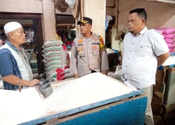 Kapolres Pandeglang AKBP Oki Bagus Setiaji, sidak harga beras dan sejumlah sembako, di Pasar Badak Pandeglang, Rabu (21/2/2024). (ISTIMEWA)