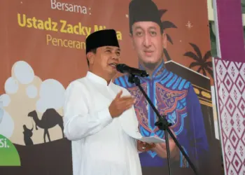 SAMBUTAN: Sekda Kabupaten Tangerang Moch. Maesyal Rasyid saat memberikan sambutan kepada para jamaah acara peringatan Isra dan Mi'raj di Masjid Agung Al-Amjad, Pusat Pemerintahan Kabupaten Tangerang, Tigaraksa, Rabu (21/2). (ALFIAN HERIANTO)