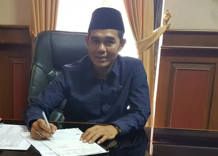 Ketua DPRD Kabupaten Pandeglang, Tb. Udi Juhdi, di ruang kerjanya. (DOKUMEN/SATELITNEWS.COM)