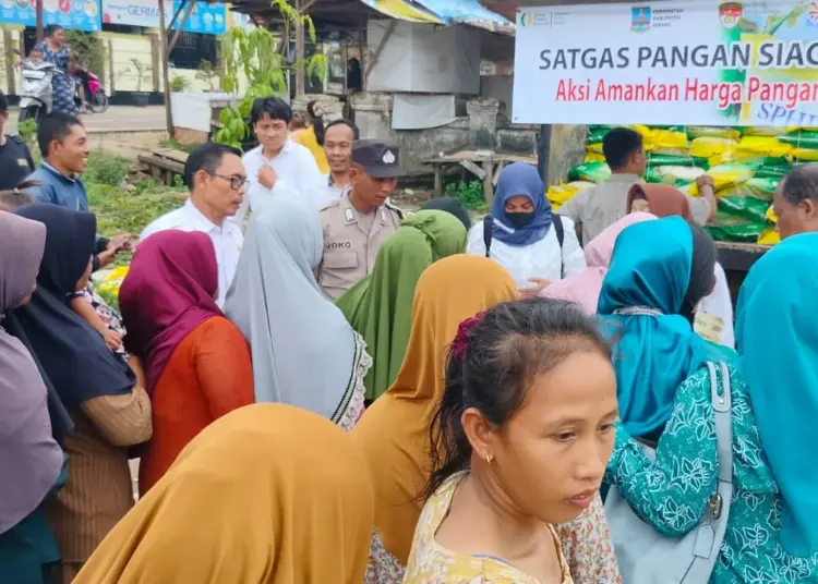 Satgas Pangan Kabupaten Serang, menggelar operasi beras di Kecamatan Tunjung Teja, Jumat (23/2/2024). (SIDIK/SATELITNEWS.COM)