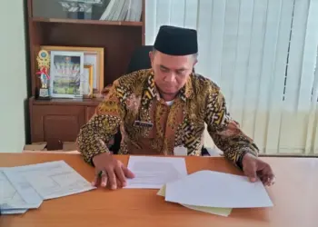 Kepala Dinas DPKPP Kabupaten Pandeglang, Roni, di ruang kerjanya. (ADIB FAHRIE/SATELITNEWS.COM)