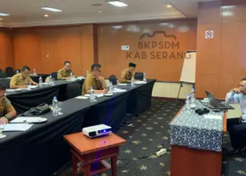 7 Peserta Open Bidding Sekda Kabupaten Serang, tengah menyusun makalah. (ISTIMEWA)